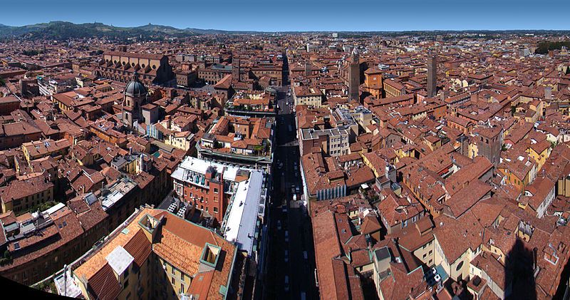 La via Emilia attraversa Bologna